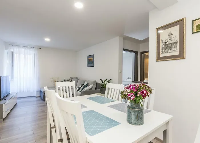 Stylish In The Center Of Apartment *